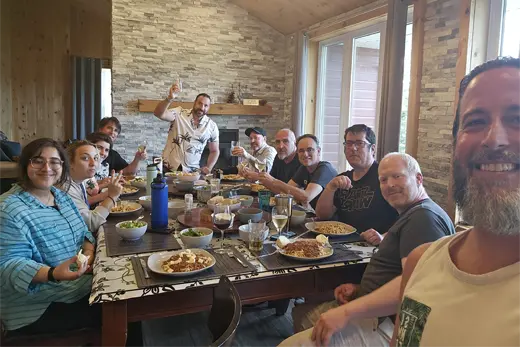 Lac à l'épaule 2024, photo de groupe au repas