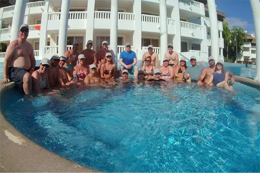 ID-3 au Mexique, photo de l'équipe dans la piscine